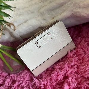 Kate Spade wallet color tan, semi use but very good condition no stains 🤎